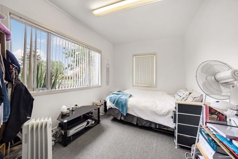 Photo of property in 320 Glenfield Road, Glenfield, Auckland, 0629