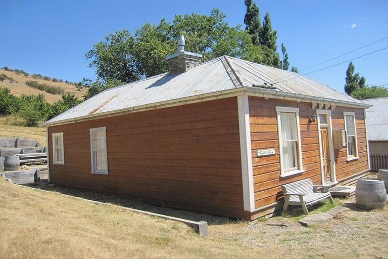 Photo of property in Rowan Cottage, 1674 Saint Bathans Loop Road, Saint Bathans, 9386