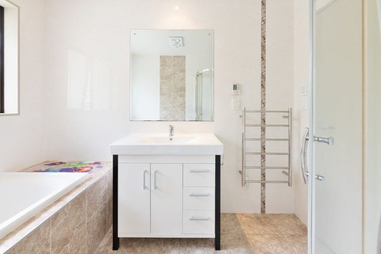 Photo of property in 112 Lake Panorama Drive, Henderson Valley, Auckland, 0612