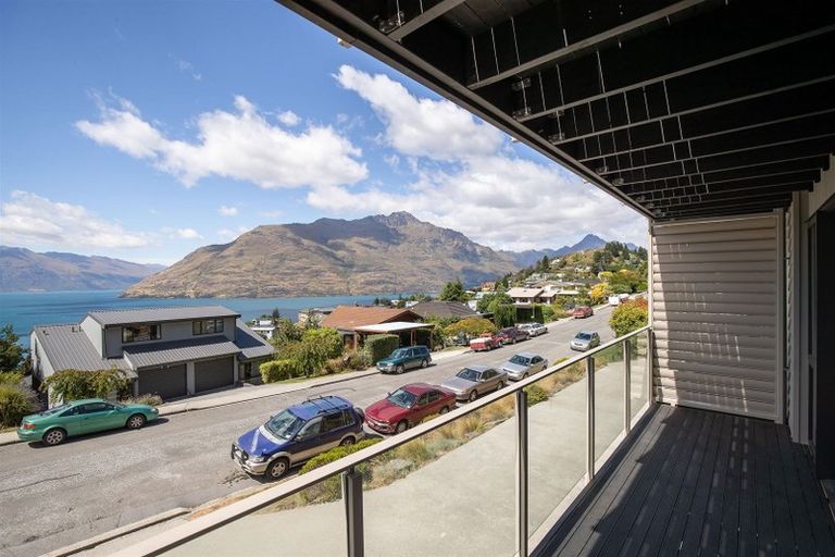 Photo of property in 54d Wynyard Crescent, Fernhill, Queenstown, 9300