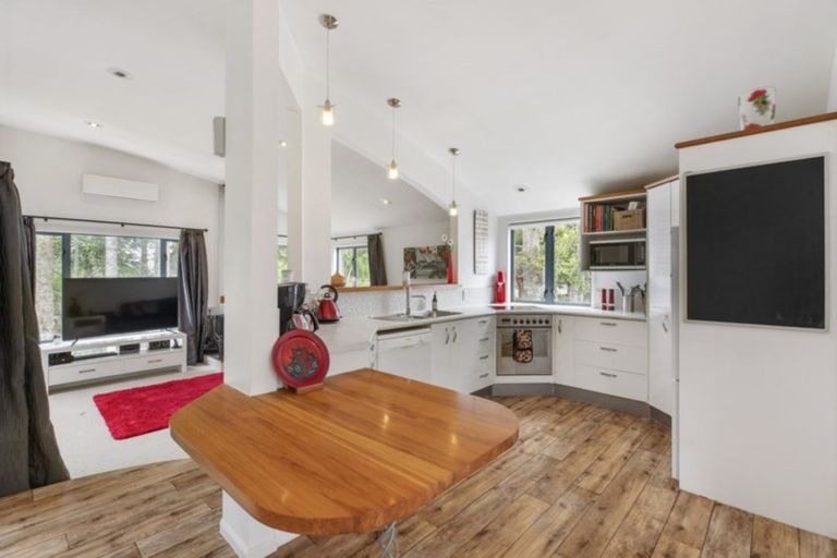 Photo of property in 220 Woodlands Park Road, Titirangi, Auckland, 0604