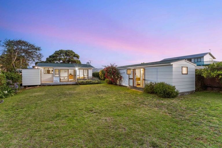 Photo of property in 13 Atua Street, Waikanae Beach, Waikanae, 5036