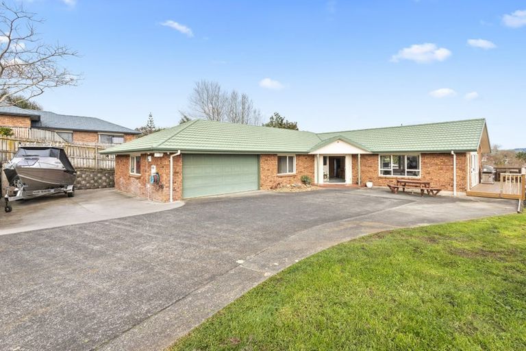 Photo of property in 17 Bella Villa Drive, Waiuku, 2123