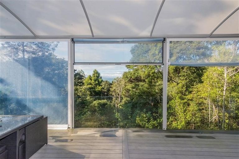 Photo of property in 19 Rauhuia Crescent, Parau, Auckland, 0604