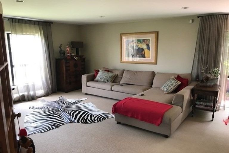 Photo of property in 2/2 Dallinghoe Crescent, Milford, Auckland, 0620