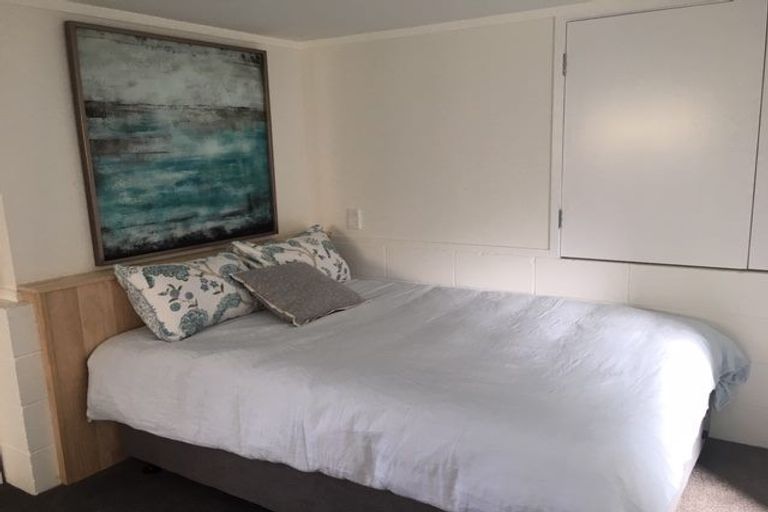 Photo of property in 1/1 Deuxberry Avenue, Northcote, Auckland, 0627