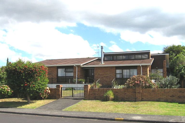 Photo of property in 4 Whiting Grove, West Harbour, Auckland, 0618