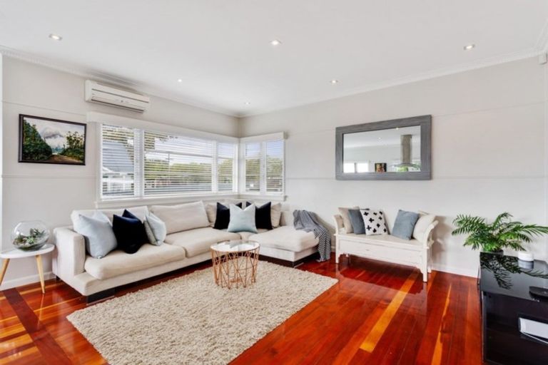 Photo of property in 15 Eversleigh Road, Belmont, Auckland, 0622