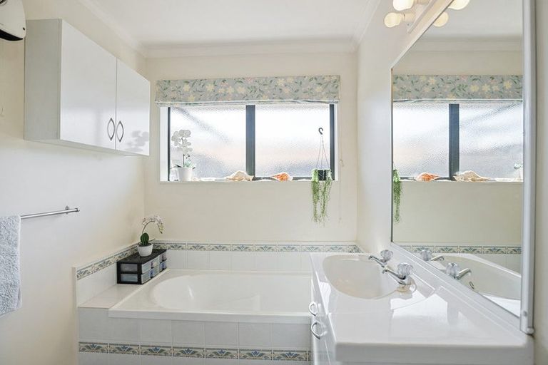 Photo of property in 85 Guildford Drive, Paraparaumu, 5032