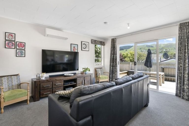Photo of property in 36a Ranui Terrace, Tawa, Wellington, 5028