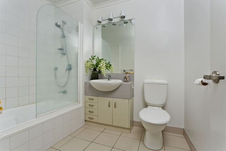 Photo of property in 3/13 Kaihu Street, Northcote, Auckland, 0627