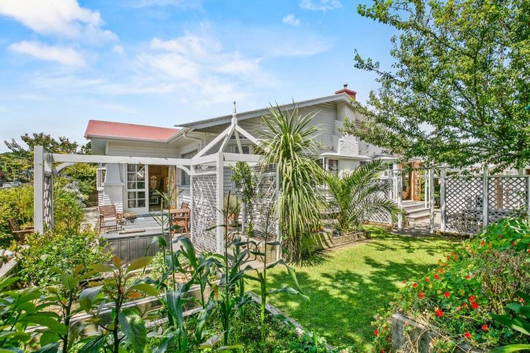 Photo of property in 12 Mangorei Road, Strandon, New Plymouth, 4312