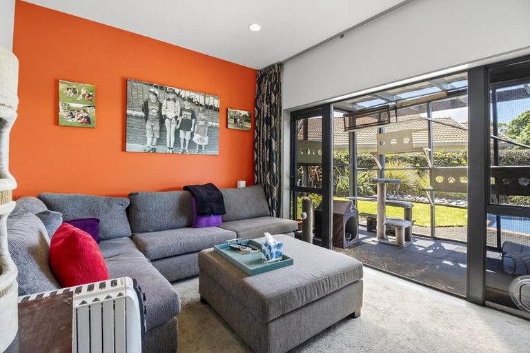 Photo of property in 28 Connemara Court, West Harbour, Auckland, 0618