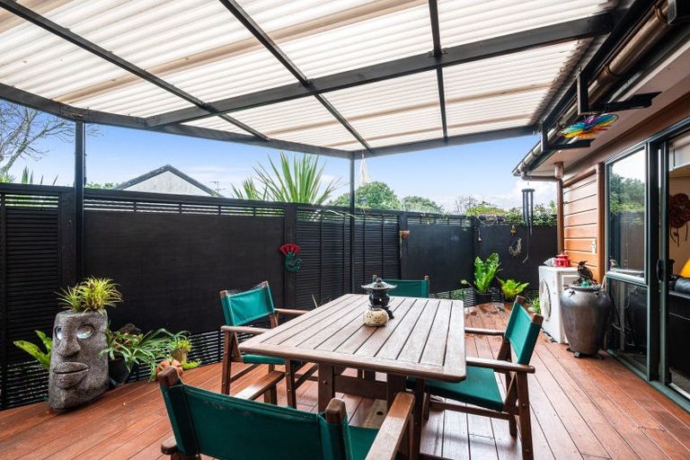 Photo of property in 17 Ryehill Close, New Lynn, Auckland, 0600