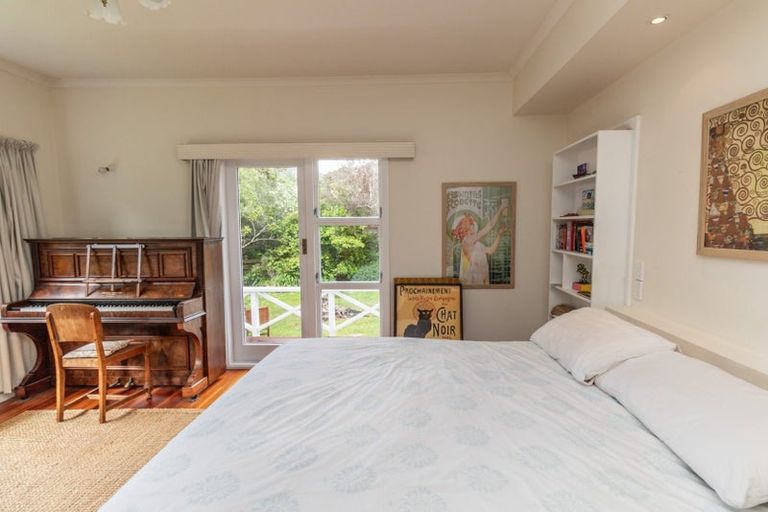 Photo of property in 33 Pinehaven Road, Pinehaven, Upper Hutt, 5019