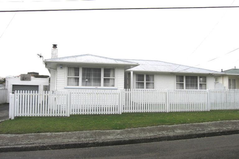 Photo of property in 25 Barclay Street, Newlands, Wellington, 6037