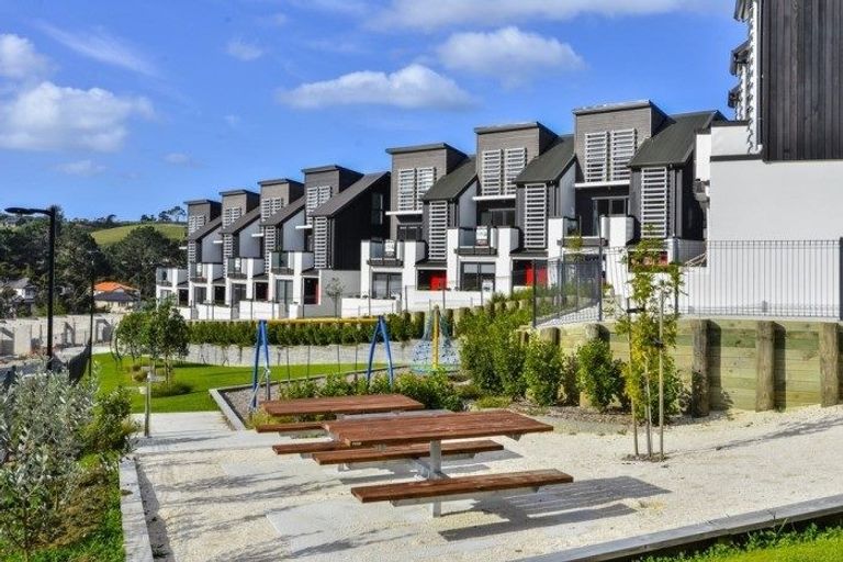 Photo of property in 2/10 Silver Moon Road, Albany Heights, Auckland, 0632