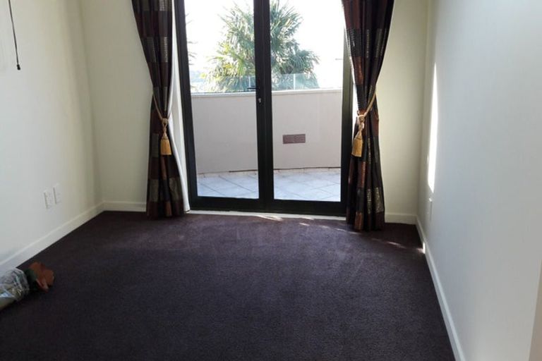 Photo of property in 19 Chivalry Road, Glenfield, Auckland, 0629