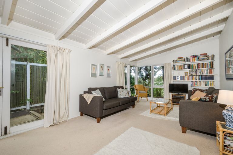 Photo of property in 64 Tiroroa Avenue, Te Atatu South, Auckland, 0610