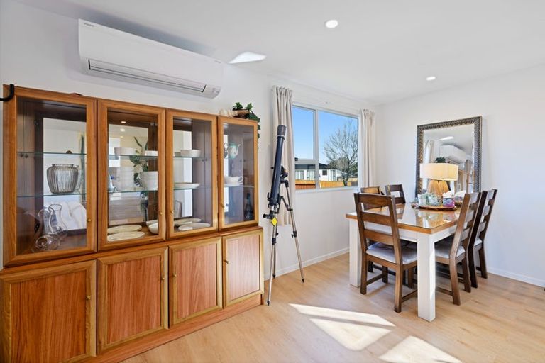 Photo of property in 3 St Margaret Place, West Harbour, Auckland, 0618