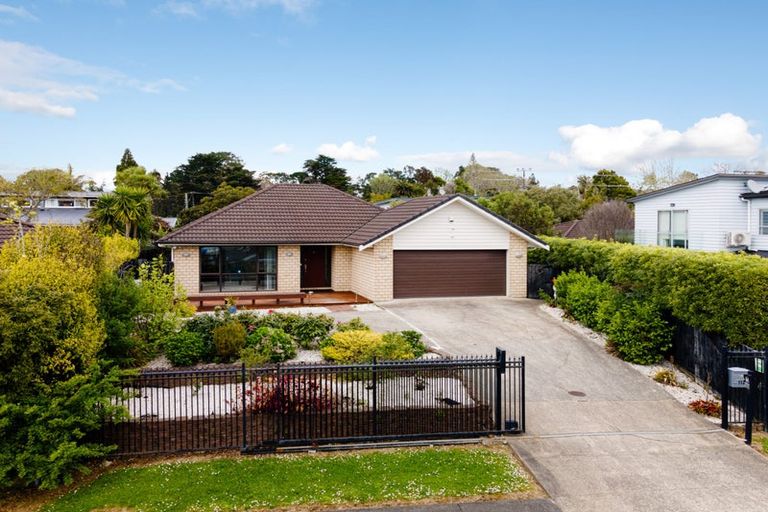 Photo of property in 112 Lake Panorama Drive, Henderson Valley, Auckland, 0612