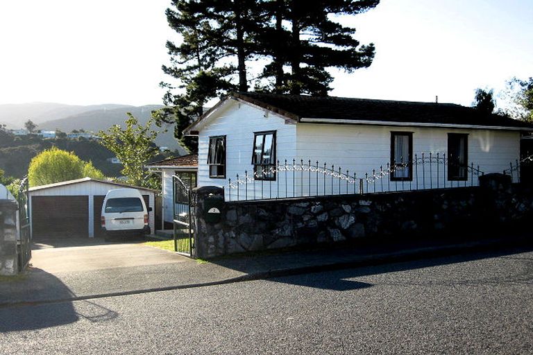 Photo of property in 3 Takanini Grove, Stokes Valley, Lower Hutt, 5019
