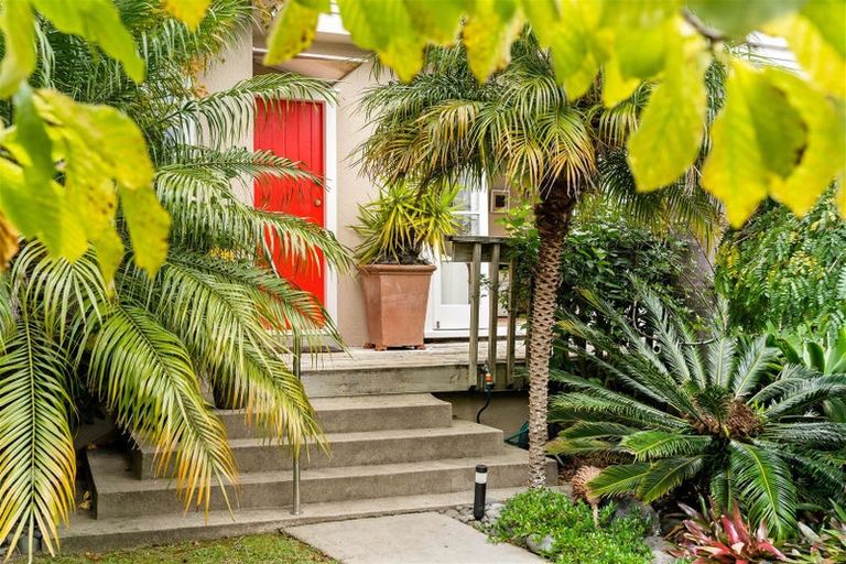 Photo of property in 1/94 Island Bay Road, Beach Haven, Auckland, 0626