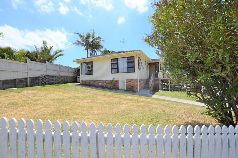 Photo of property in 6 Advene Road, Cockle Bay, Auckland, 2014