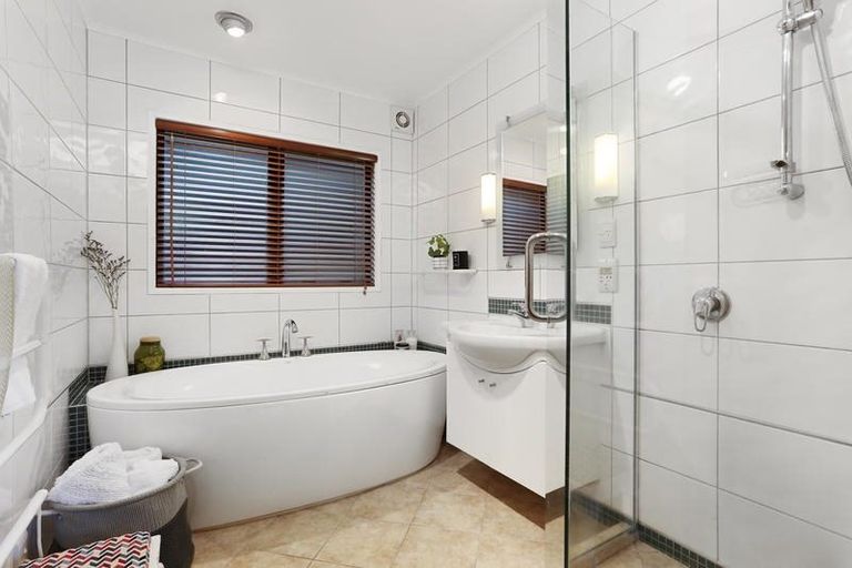 Photo of property in 280 Shaw Road, Titirangi, Auckland, 0604