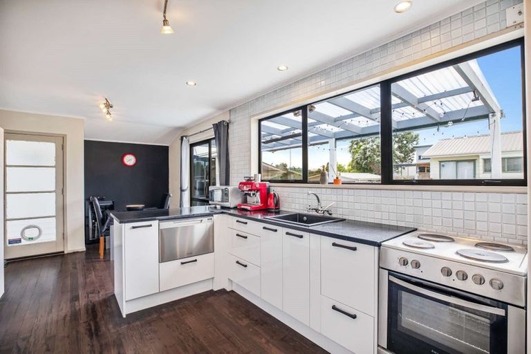 Photo of property in 37 Pomaria Road, Henderson, Auckland, 0610