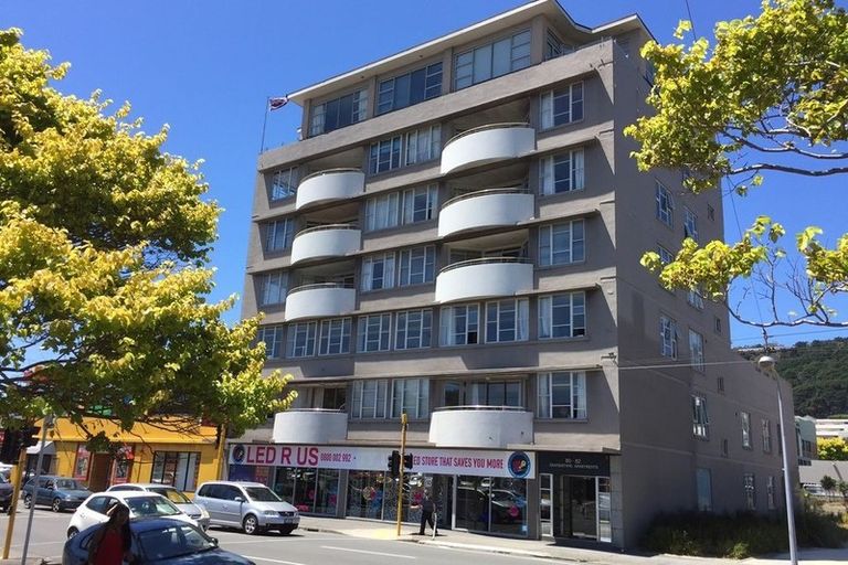 Photo of property in Grandstand Apartments, 37/80 Kent Terrace, Mount Victoria, Wellington, 6011