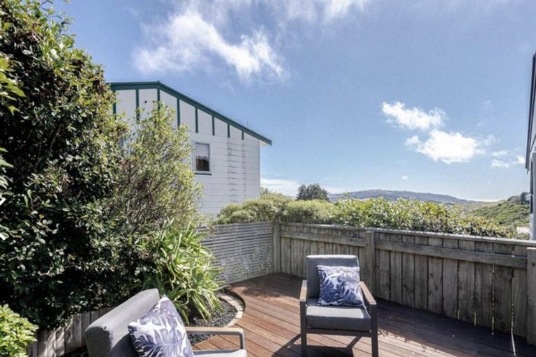 Photo of property in 44 Colchester Crescent, Newlands, Wellington, 6037