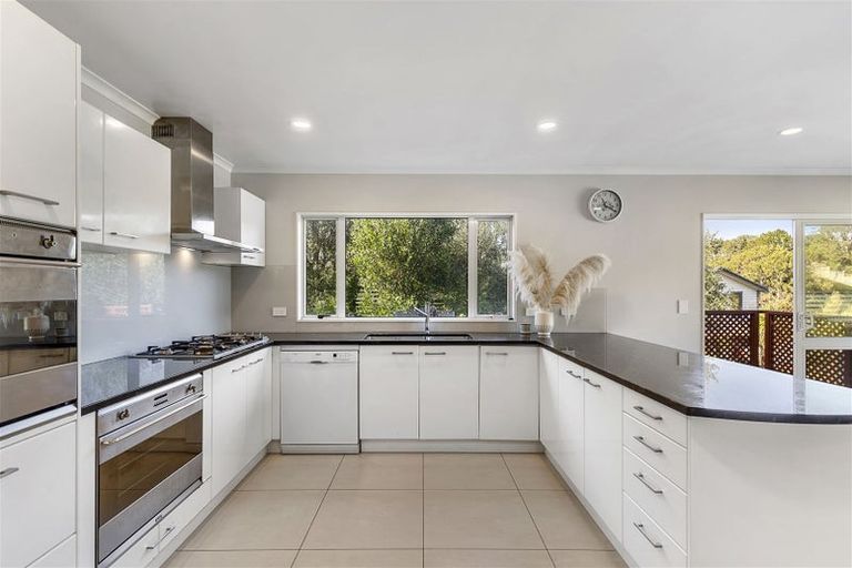 Photo of property in 3 Rosella Place, Murrays Bay, Auckland, 0630