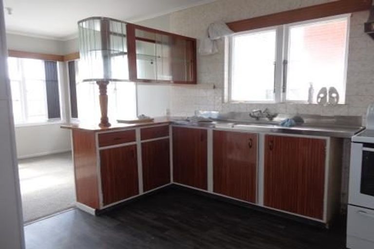 Photo of property in 11 Essex Street, Te Atatu South, Auckland, 0610