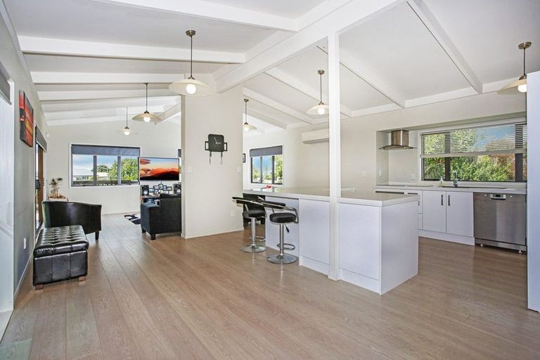 Photo of property in 11 Millen Place, Clarks Beach, 2122