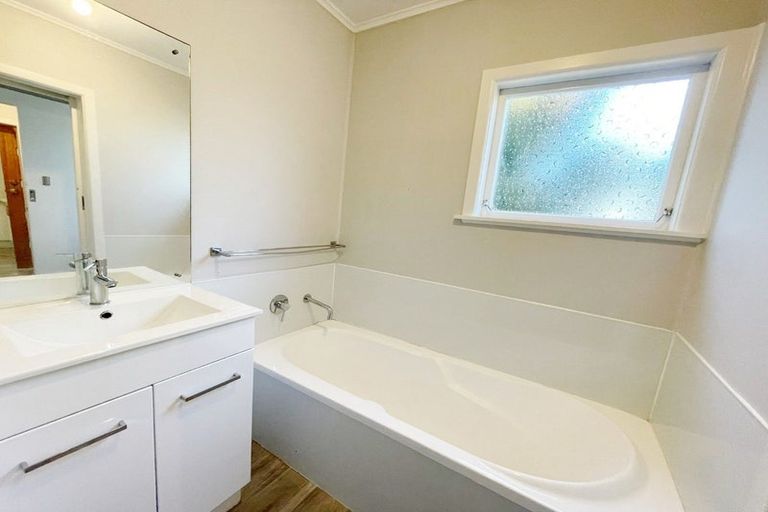 Photo of property in 5 Rondorlyn Place, Manurewa, Auckland, 2102