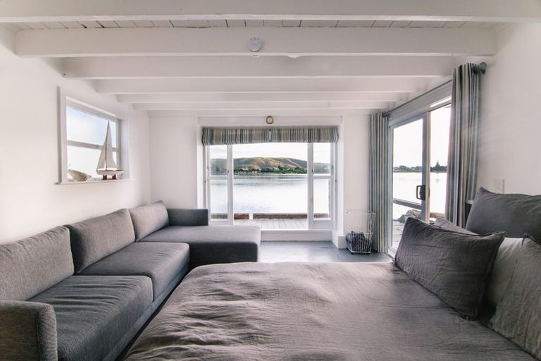 Photo of property in 18c Trevor Terrace, Paremata, Porirua, 5024