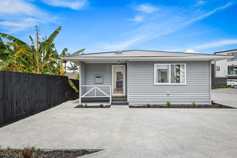 Photo of property in 2/111 Hobsonville Road, West Harbour, Auckland, 0618
