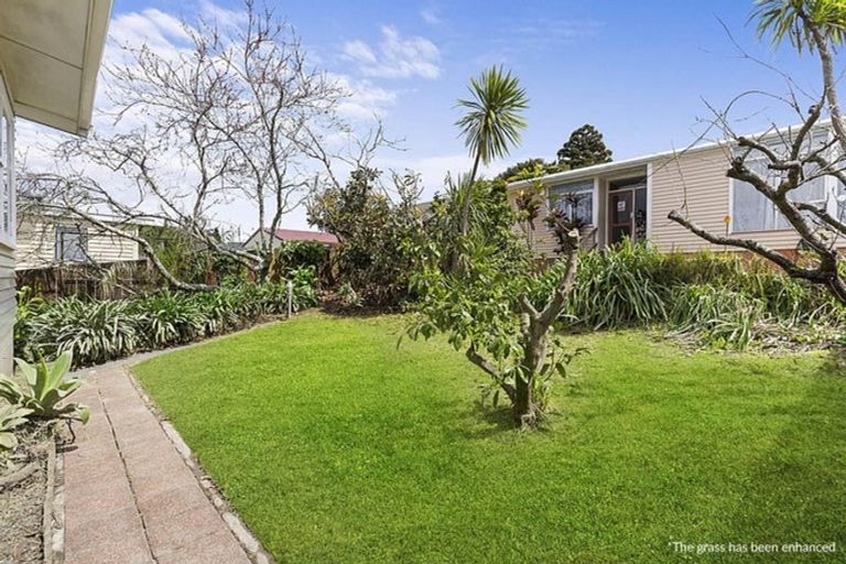Photo of property in 116 Archibald Road, Kelston, Auckland, 0602