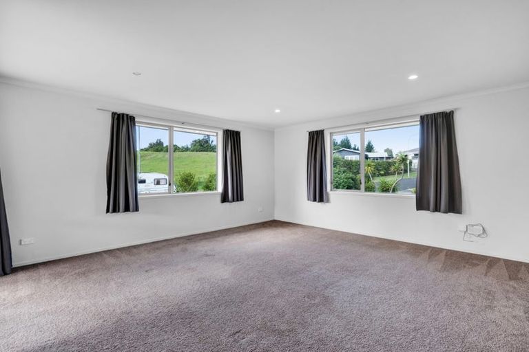 Photo of property in 17 Heta Road, Highlands Park, New Plymouth, 4312