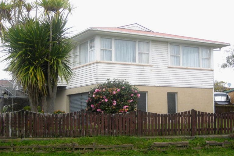 Photo of property in 18 Leon Place, Waitara, 4320