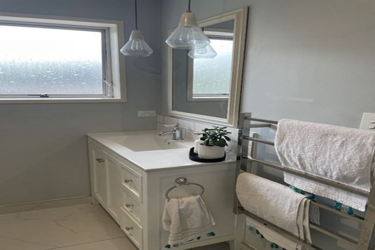 Photo of property in 2/13 Gretel Place, Hillcrest, Auckland, 0627