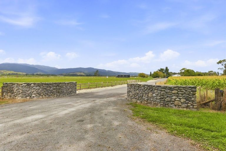 Photo of property in 225 Kuku Beach Road, Kuku, Manakau, 5570