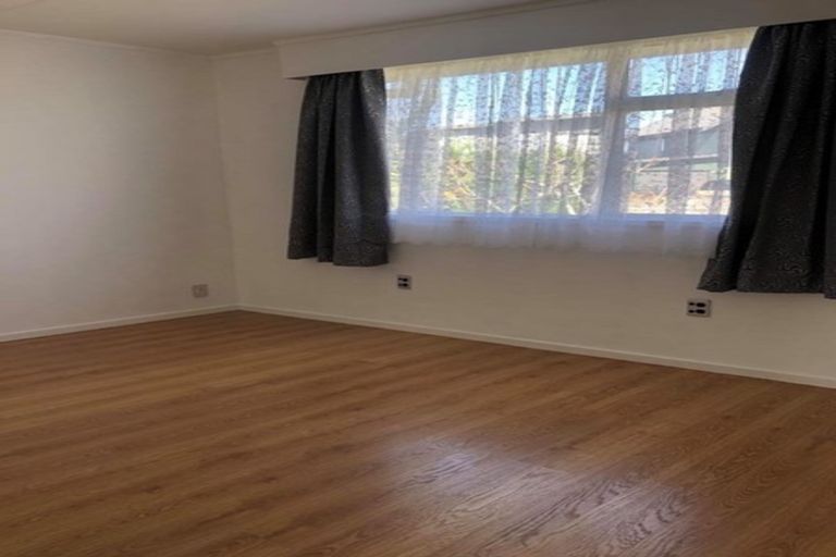 Photo of property in 1/84 Greenslade Crescent, Northcote, Auckland, 0627