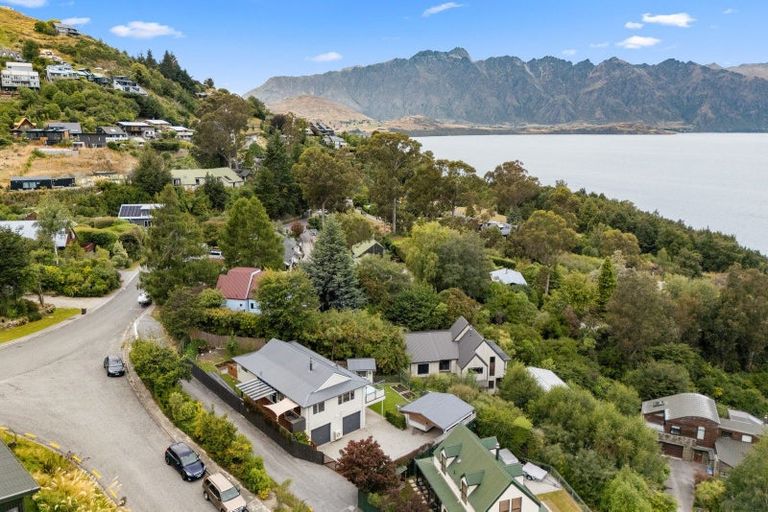 Photo of property in 2 Evergreen Place, Sunshine Bay, Queenstown, 9300