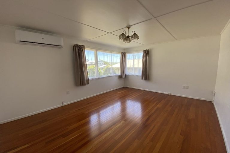 Photo of property in 87 Beazley Avenue, Paparangi, Wellington, 6037