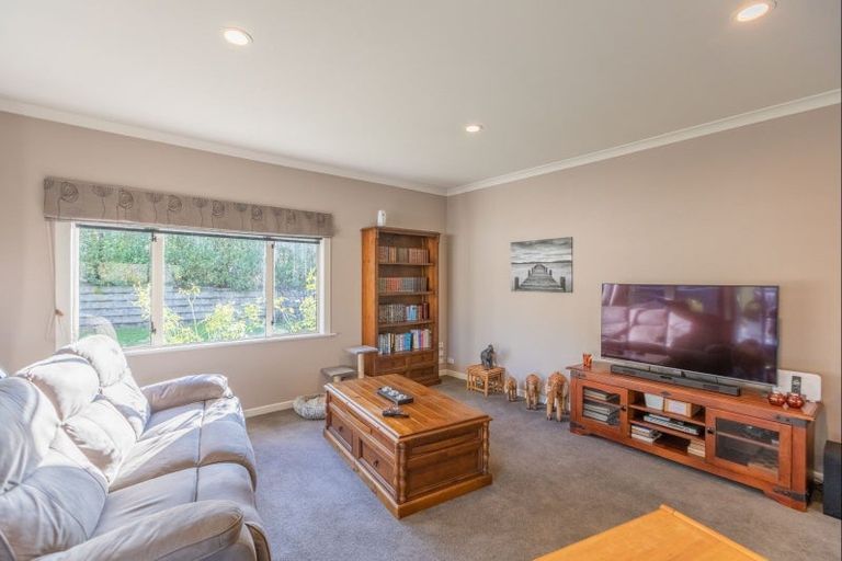 Photo of property in 16 Abbotsford Road, Waipawa, 4210