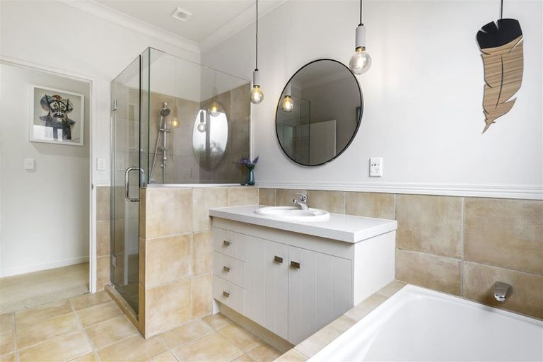 Photo of property in 16 Renlee Place, Shelly Park, Auckland, 2014