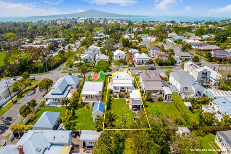 Photo of property in 203 Victoria Road, Devonport, Auckland, 0624