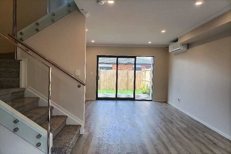 Photo of property in 10e Roberts Road, Te Atatu South, Auckland, 0610